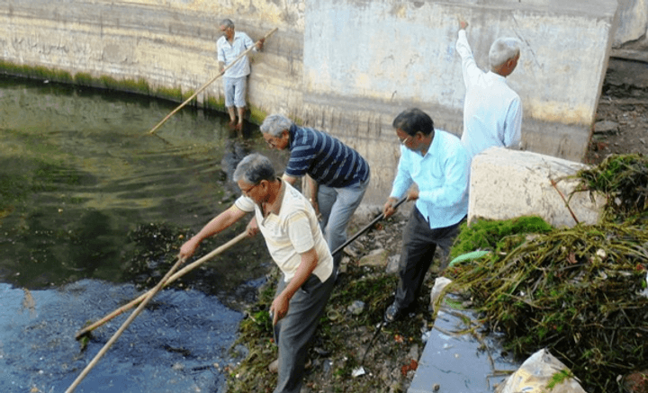 Citizens taking part in cleaning the Udaipur lakes as a part of the weekly ‘shramdaan’ (Image credit: Youth Ki Awaaz)