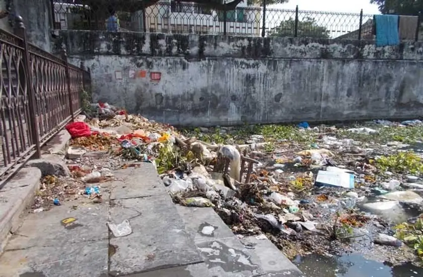 Increased commercialization leading to growing water pollution in the lakes (Image credit: Udaipur Times)