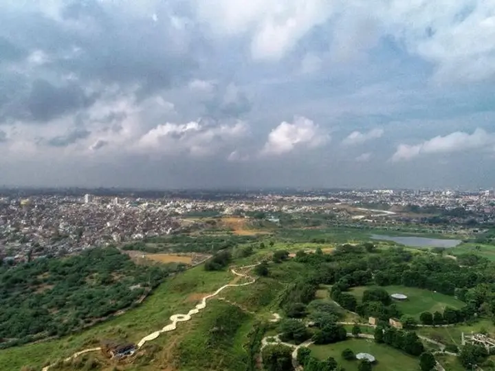 Bracketed between the settlements on either side, Kishan Bagh is one of the largest open spaces within Jaipur. Image credit: Pradip Krishen Facebook Page