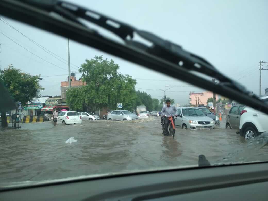 Waterlogged streets in Gurugram (Image credit: Twitter, Vaibhav Agarwal)