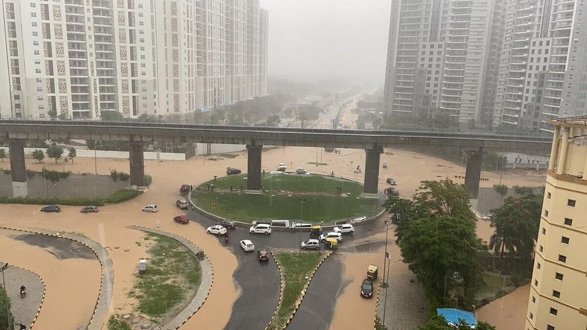 Restricted vehicular movements after flooding in Gurugram (Image credit: The Better India)